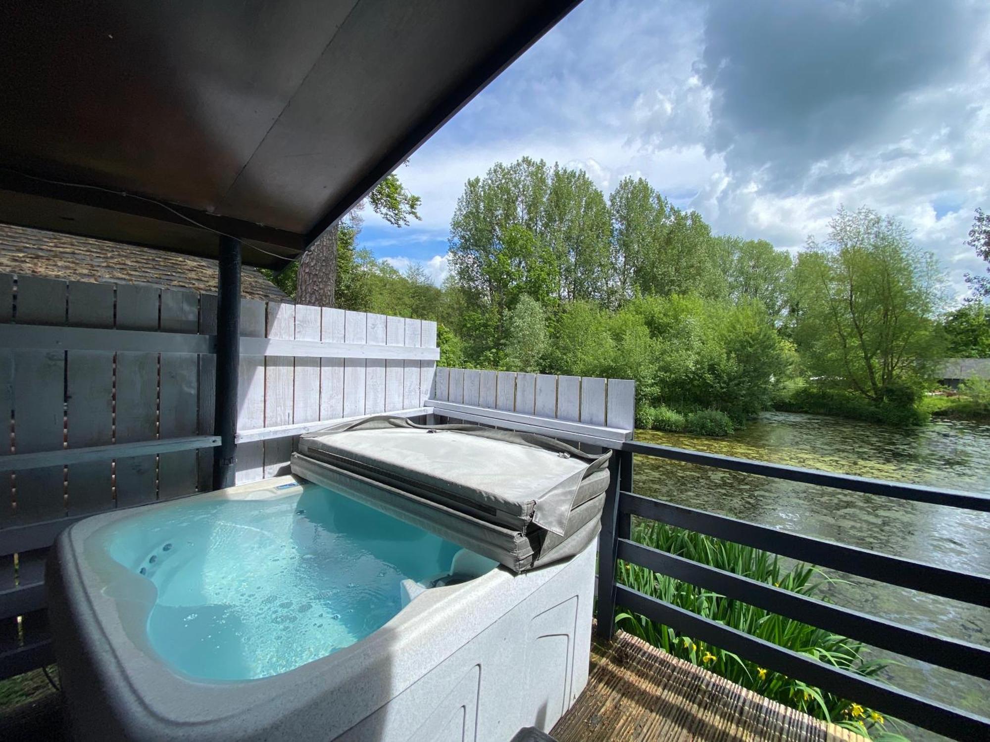 Magpie 1 Hot Tub Huntersmoon-Warminster-Bath-Wiltshire Villa Exterior photo