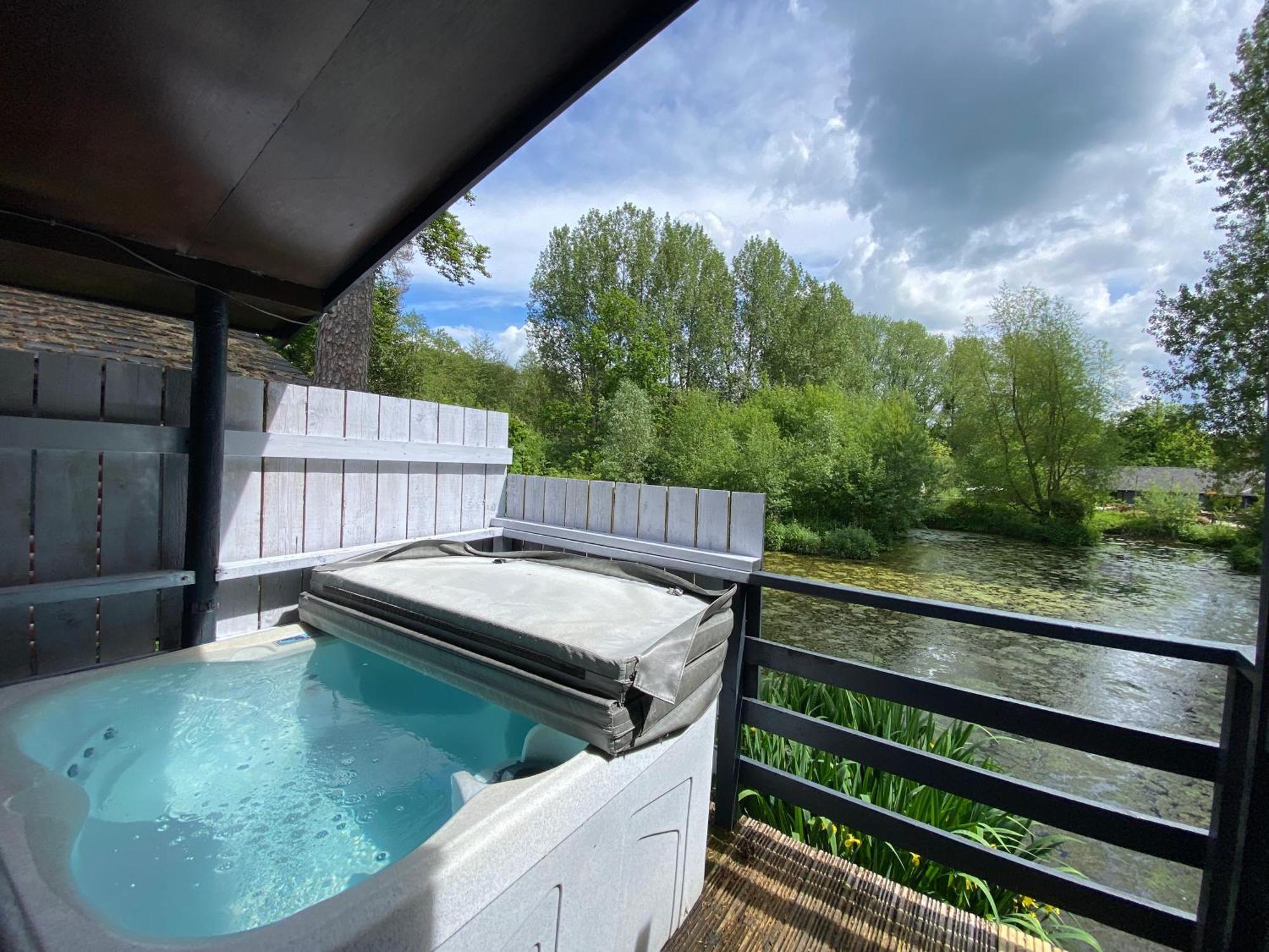 Magpie 1 Hot Tub Huntersmoon-Warminster-Bath-Wiltshire Villa Exterior photo